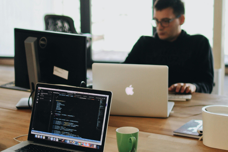 Ambiente de trabalho com inteligência artificial para contabilidade e automação de processos financeiros