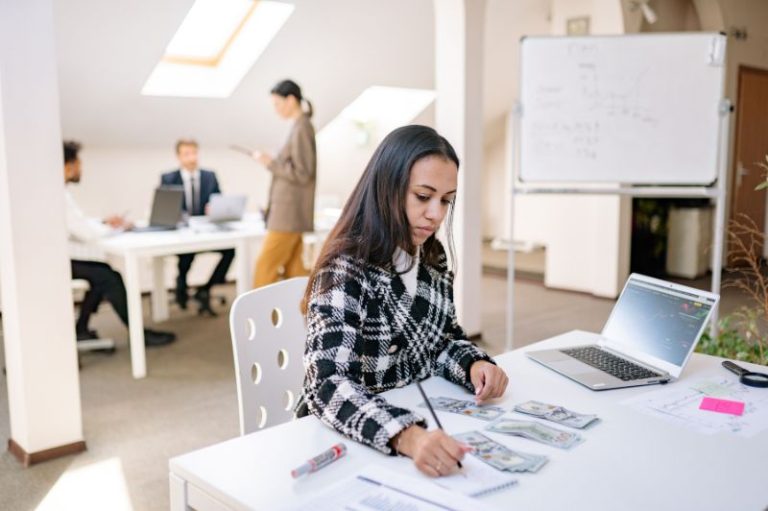 Contabilidade especializada para gestão financeira e análise de dados em ambiente corporativo.