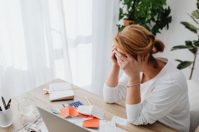 Problema solução contábil para mulher preocupada com contas e documentos financeiros.