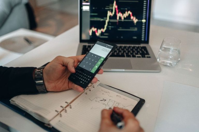 Taxa Selic na contabilidade representada por análise de juros, cálculos financeiros e indicadores econômicos.